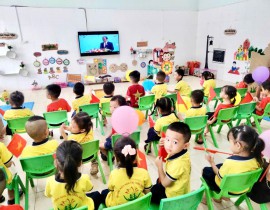Trẻ dự khai giảng trực tuyến tại lớp